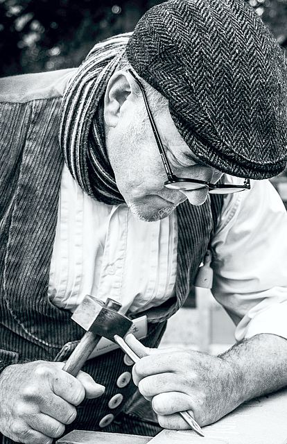 Detlef Kleineidam, der mit einem Hammer und einem Bleistift arbeitet, verkörpert die Leitgedanken traditioneller Handwerkskunst.