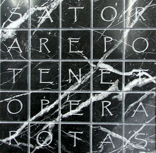 Palindrom mit eingearbeiteter Schrift in Marmor